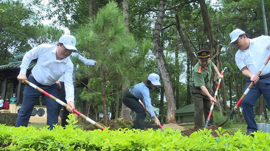 Các đại biểu tham gia trồng cây xanh tại Quảng trường Đại Đoàn Kết. Ảnh: Huy Toàn c26c9bb135c4bf9ae6d5.jpg