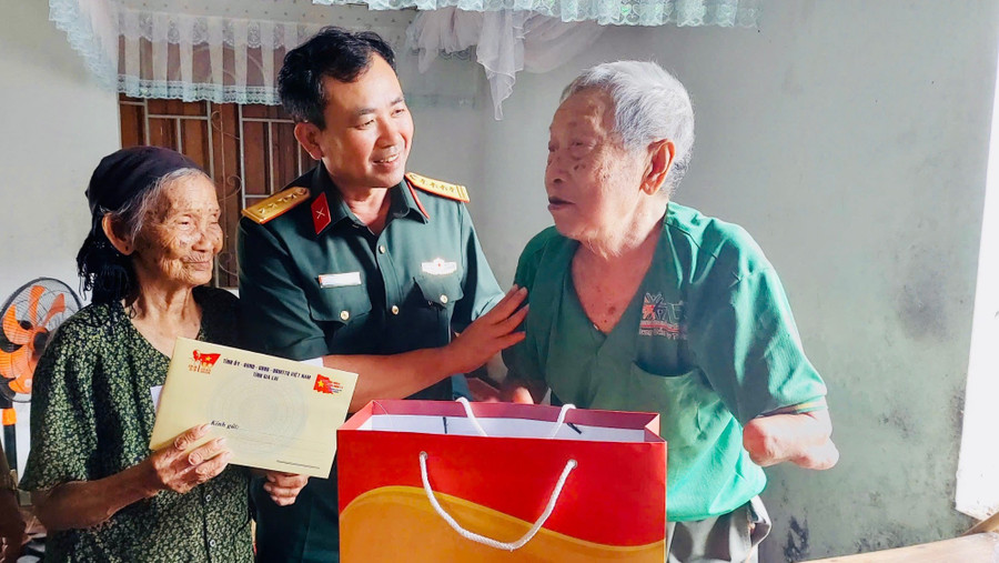 Đại tá Nguyễn Thế Vinh-Chỉ huy trưởng Bộ Chỉ huy Quân sự tỉnh Gia Lai thăm hỏi, tặng quà cho gia đình thương binh Từ Văn Tỵ (xã Pờ Tó). Ảnh: Thanh Tuyền 1756540635052.jpg