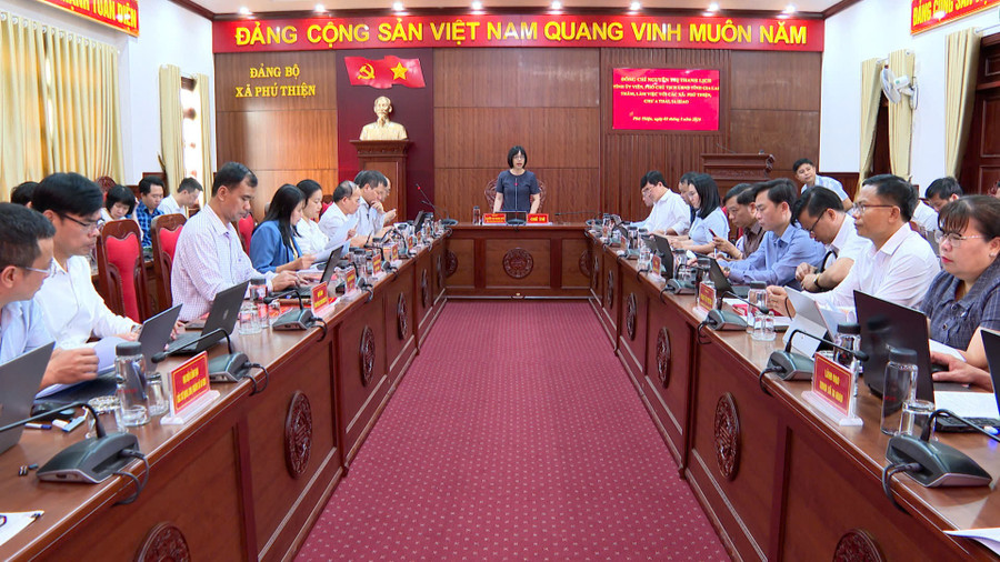 pho-chu-tich-ubnd-tinh-nguyen-thi-thanh-lich-lam-viec-voi-cac-xa-phu-thien-chu-a-thai-ia-hiao.jpg