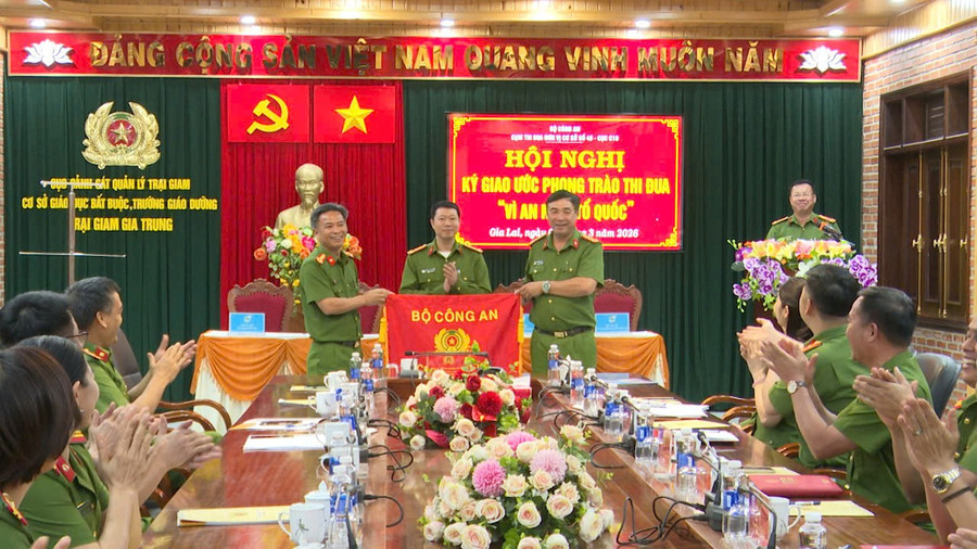 lanh-dao-trai-giam-gia-trung-nhan-co-luan-luu-cum-truong-cum-thi-dua-nam-2026.jpg