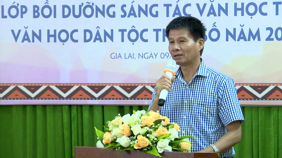 Nghệ sỹ ưu tú Đặng Công Hưng-Phó Chủ tịch phụ trách Hội Văn học nghệ thuật Gia Lai phát biểu tại lớp bồi dưỡng. Ảnh Huy Toàn anh-2-nghe-sy-uu-tu-dang-cong-hung-pho-chu-tich-phu-trach-hoi-van-hoc-nghe-thuat-gia-lai-phat-bieu-tai-lop-boi-duong-anh-huy-toan.jpg