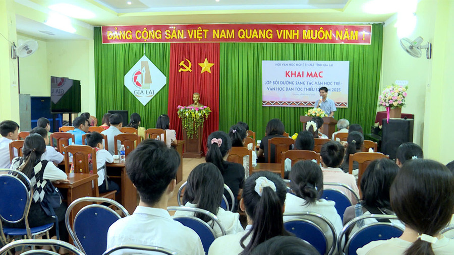 Khai mạc lớp bồi dưỡng sáng tác văn học trẻ-văn học dân tộc thiểu số năm 2025. Ảnh: Huy Toàn anh-1-khai-mac-lop-boi-duong-sang-tac-van-hoc-tre-van-hoc-dan-toc-thieu-so-nam-2025-anh-huy-toan.jpg