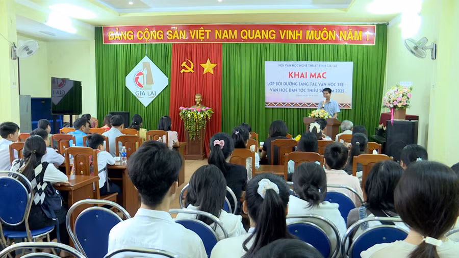 anh-1-khai-mac-lop-boi-duong-sang-tac-van-hoc-tre-van-hoc-dan-toc-thieu-so-nam-2025-anh-huy-toan.jpg