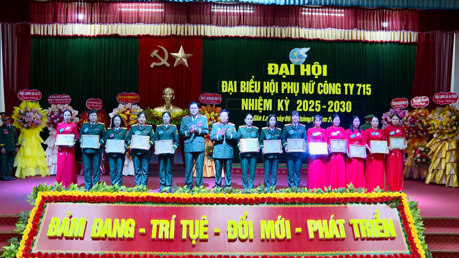 Lãnh đạo Công ty 715 trao giấy khen cho tập thể, cá nhân tiêu biểu. Ảnh: P'Piên lanh-dao-cong-ty-715-trao-giay-khen-cho-tap-the-ca-nhan-tieu-bieu.jpg