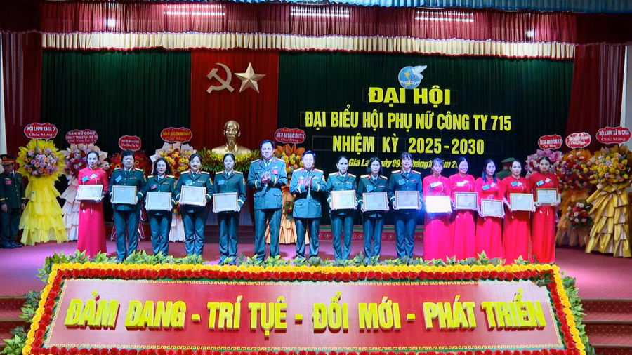 lanh-dao-cong-ty-715-trao-giay-khen-cho-tap-the-ca-nhan-tieu-bieu.jpg