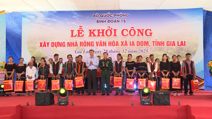 thu-truong-tong-cuc-chinh-tri-quan-doi-nhan-dan-viet-nam-tang-qua-cho-cac-ho-ngheo.jpg