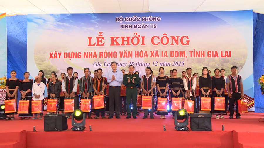 thu-truong-tong-cuc-chinh-tri-quan-doi-nhan-dan-viet-nam-tang-qua-cho-cac-ho-ngheo.jpg