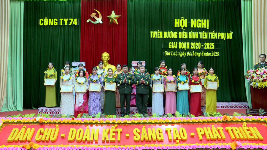 Lãnh đạo Công ty 74 trao thưởng cho các cá nhân điển hình tiên tiến trong phong trào phụ nữ giai đoạn 2020-2025. Ảnh: Huy Toàn lanh-dao-cong-ty-74-trao-thuong-cho-cac-ca-nhan-dien-hinh-tien-tien-trong-phong-trao-phu-nu-giai-doan-2020-2025.jpg