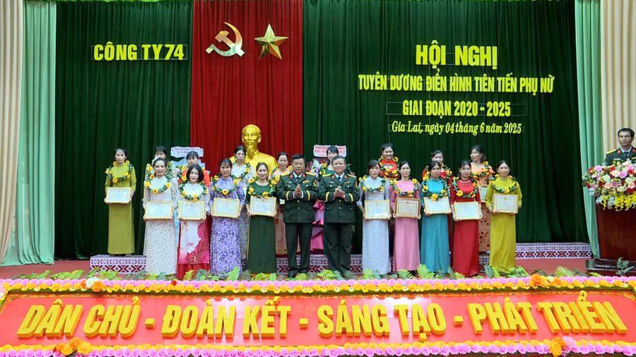 lanh-dao-cong-ty-74-trao-thuong-cho-cac-ca-nhan-dien-hinh-tien-tien-trong-phong-trao-phu-nu-giai-doan-2020-2025.jpg