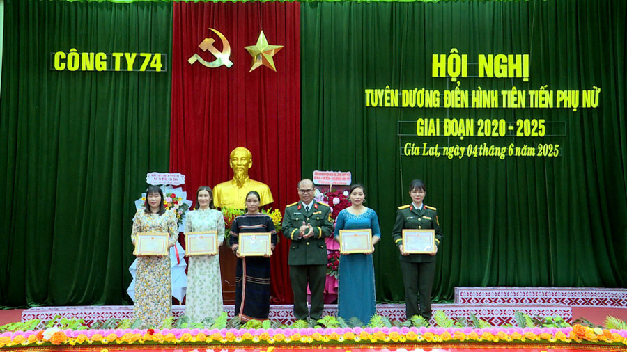 Thượng tá Đậu Thiện Lương-Giám đốc Công ty 74 trao thưởng cho các tập thể điển hình tiên tiến trong phong trào phụ nữ giai đoạn 2020-2025. Ảnh: Huy Toàn thuong-ta-dau-thien-luong-giam-doc-cong-ty-74-trao-thuong-cho-cac-tap-the.jpg