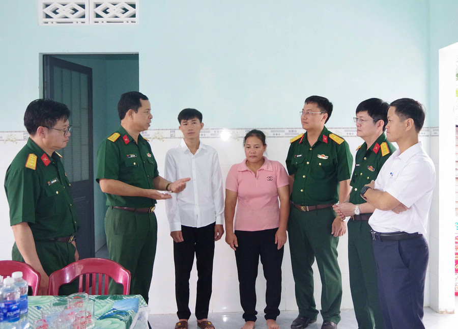 Đại tá Khuất Bá Cao (thứ 2 từ trái sang) và lãnh đạo Chi nhánh 716 chia sẻ niềm vui với các gia đình vừa được nhận nhà mới. Ảnh: Ngọc Sơn dai-ta-khuat-ba-cao-va-lanh-dao-chi-nhanh-716-tham-va-chia-vui-cung-cac-gia-dinh-vua-hoan-thanh-ngoi-nha-moi.jpg