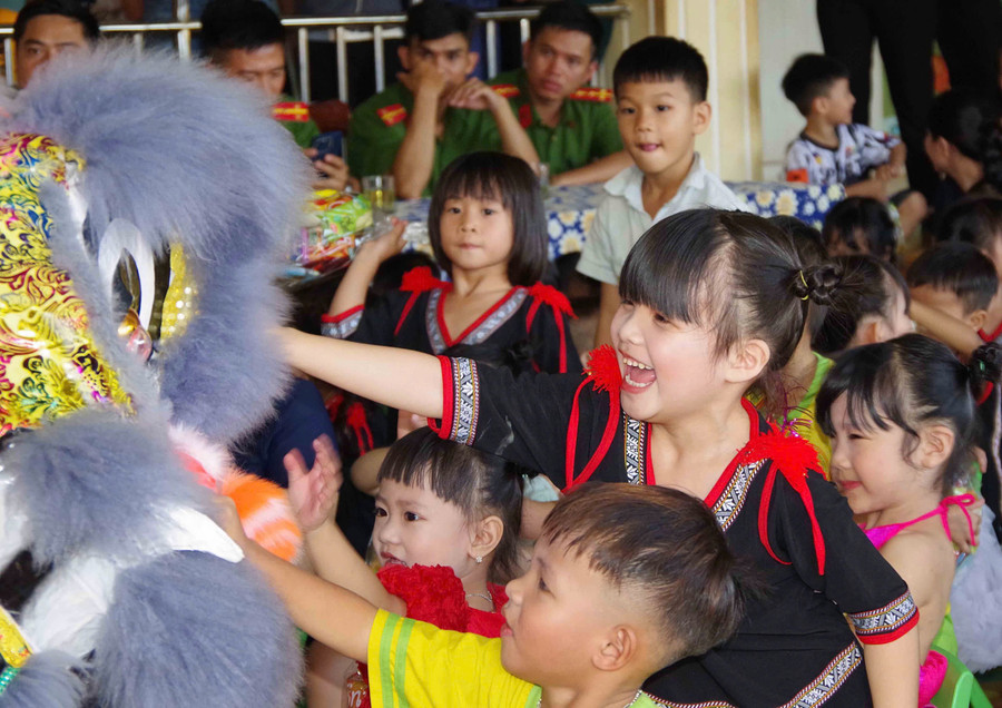 Các cháu thiếu nhi xã Ia Dơk vui Tết Trung thu. Ảnh: Đình Khoa cac-em-thieu-nhi-vui-tet-trung-thu.jpg