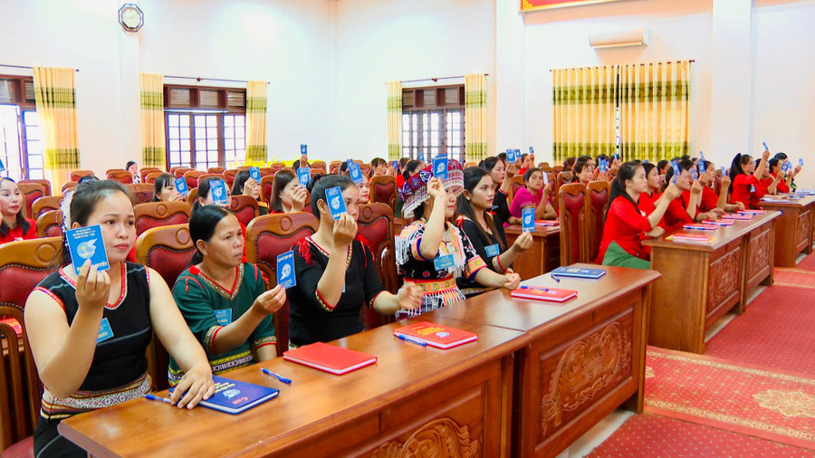 Đại biểu biểu quyết thông qua các chỉ tiêu tại Đại hội. Ảnh: P'Piên cac-dai-bieu-bieu-quyet-thong-qua-cac-chi-tieu-tai-dai-hoi.jpg