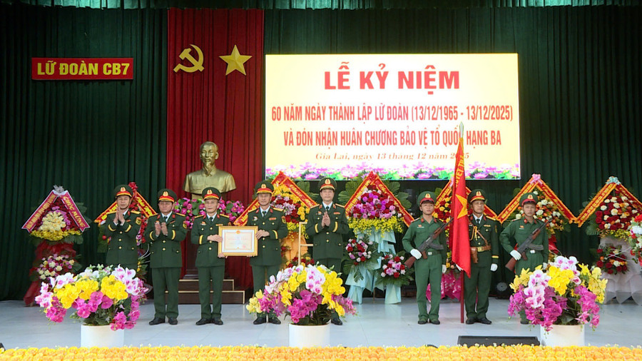Acting on behalf of the President of Vietnam, the leaders of the 34th Army Corps presented the Third-Class Order of National Defense to the 7th Engineering Brigade. Photo: Minh Trung thua-uy-quyen-cua-chu-tich-nuoc-lanh-dao-quan-doan-34-trao-huan-chuong-bao-ve-to-quoc-hang-ba-cho-lu-doan-cong-binh-7-5520.jpg