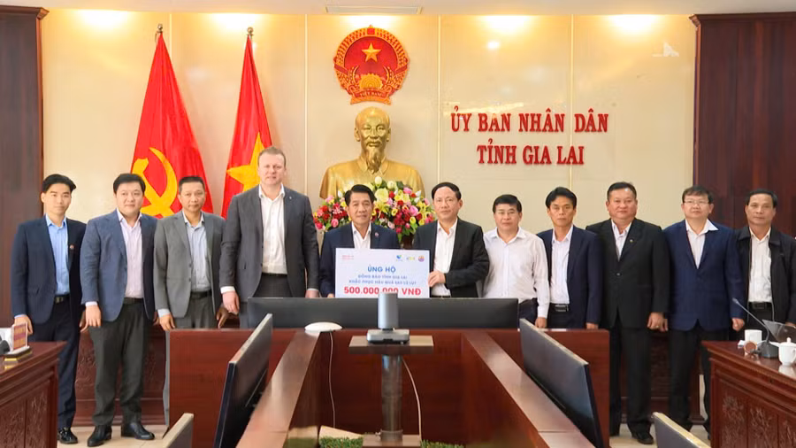 anh-2-tap-doan-de-heus-va-tap-doan-hung-nhon-trao-500-trieu-dong-cho-ubnd-tinh-gia-lai-gop-phan-ho-tro-nguoi-dan-dia-phuong-khac-phuc-hau-qua-do-bao-lu.jpg