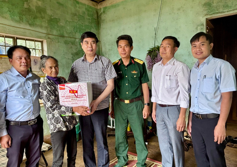 Phó Chủ tịch UBND tỉnh Lâm Hải Giang (thứ 3 từ trái sang) thăm, tặng quà cho gia đình bà Ruônh (bệnh binh ở làng Hà Lâm, xã Sơn Lang). Ảnh: Hữu Nở 1.jpg