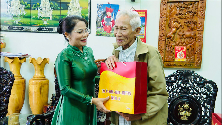 Trưởng Ban Tuyên giáo và Dân vận Tỉnh ủy Nguyễn Thị Phong Vũ tặng quà cho Trung tướng Nguyễn Thành Út. Ảnh: Thanh Tuyền img-8469.jpg