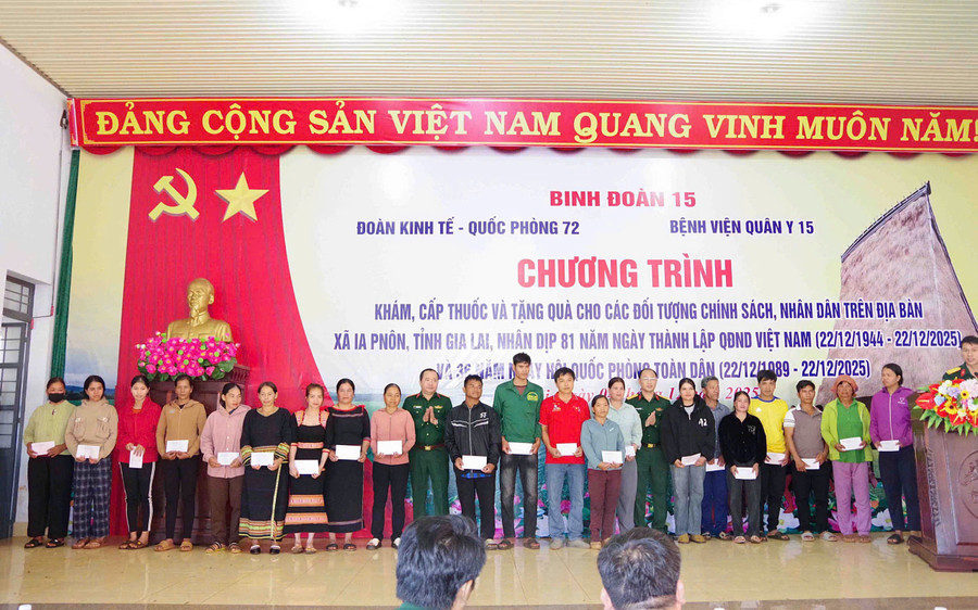 lanh-dao-doan-kinh-te-quoc-phong-72-tang-qua-cho-cac-ho-dan.jpg
