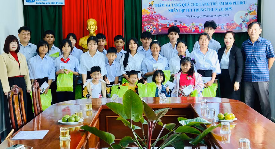 lanh-dao-so-y-te-tang-qua-cho-cac-em-co-hoan-canh-dac-biet-tai-lang-tre-em-sos-pleiku.jpg