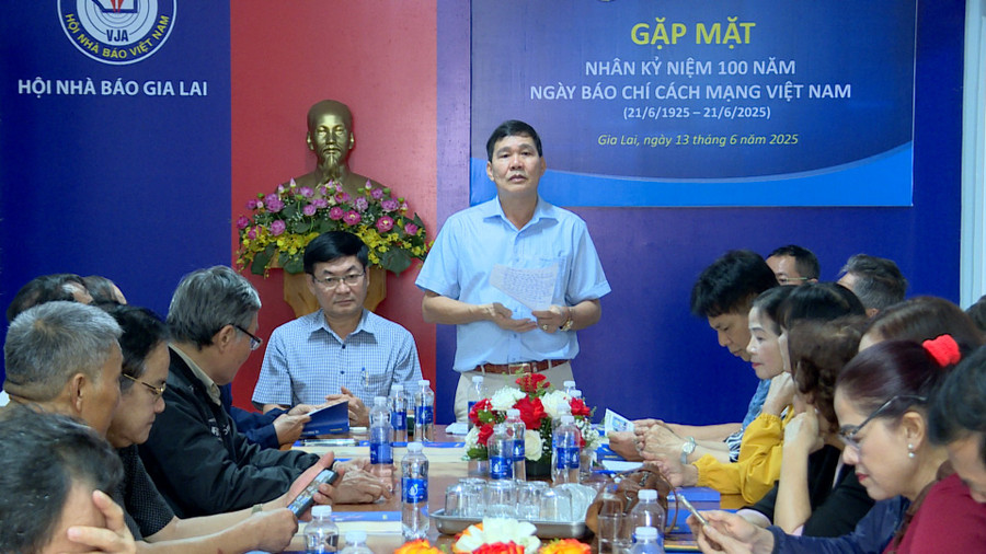 Đồng chí Trần Thanh Khiết-Chủ nhiệm Câu lạc bộ Nhà báo cao tuổi báo cáo khái quát tình hình hoạt động của CLB. Ảnh: Huy Toàn gfc43.jpg