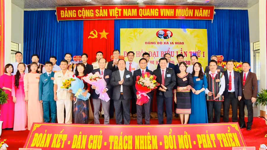 anh-ban-chap-hanh-dang-bo-xa-ia-hiao-khoa-i-nhiem-ky-2025-2030-ra-mat-nhan-nhiem-vu.jpg