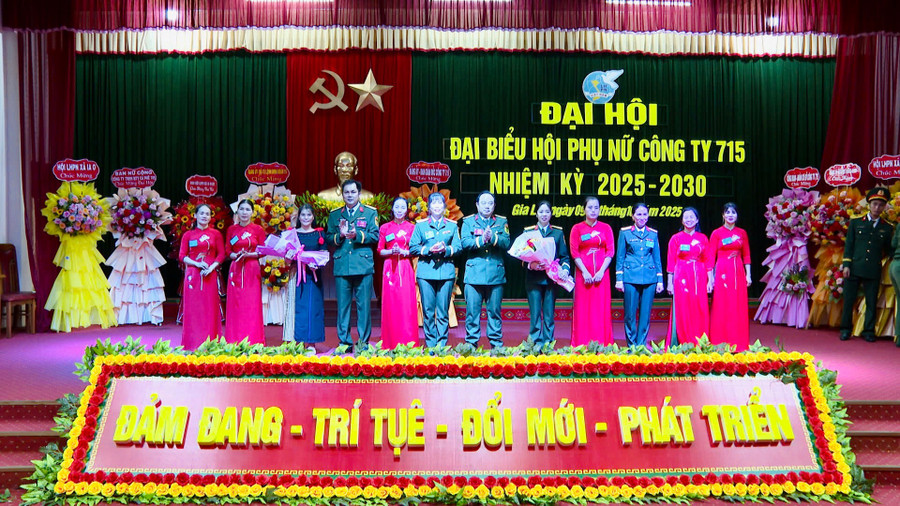 Ban Chấp hành Hội Phụ nữ cơ sở Công ty 715 nhiệm kỳ 2025-2030 ra mắt nhận nhiệm vụ. Ảnh: P'Piên ban-chap-hanh-hoi-phu-nu-co-so-cong-ty-715-nhiem-ky-2025-2030-ra-mat-nhan-nhiem-vu.jpg