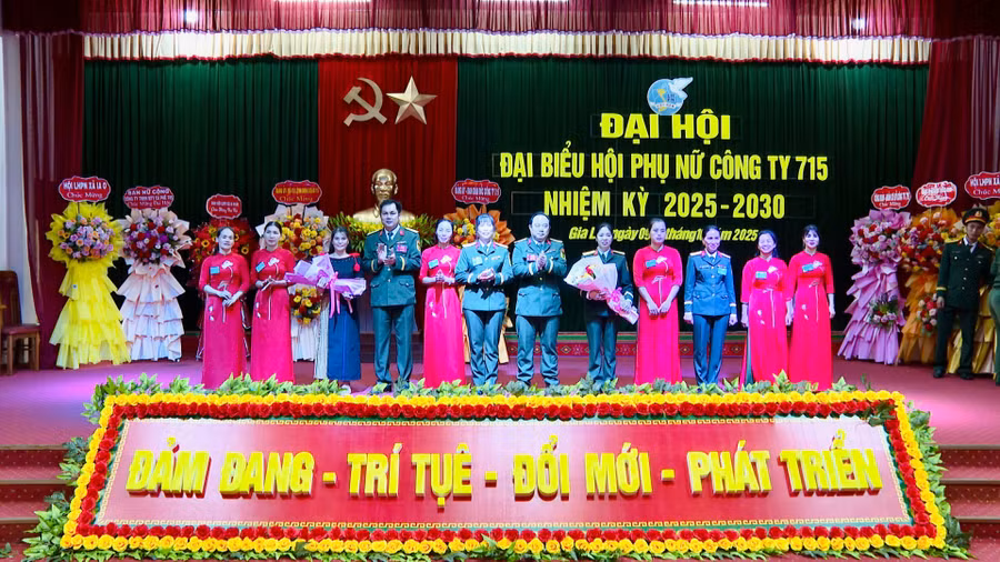 ban-chap-hanh-hoi-phu-nu-co-so-cong-ty-715-nhiem-ky-2025-2030-ra-mat-nhan-nhiem-vu.jpg