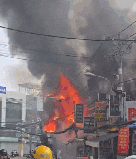 Cháy lớn cửa hàng kinh doanh đồ gỗ ở TP.HCM