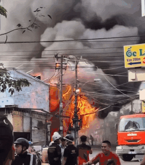 Vụ cháy khiến khu dân cư nháo nhào