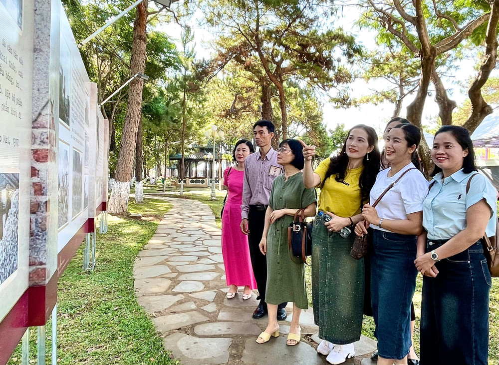 Người dân và du khách xem lại câu chuyện bằng hình ảnh về một chặng đường khó khăn nhưng cũng đầy tự hào của vùng đất Gia Lai-Kon Tum cách đây hơn nửa thế kỷ tại triển lãm ảnh “Năm tháng chưa xa". Ảnh: Minh Phương trien-lam.jpg