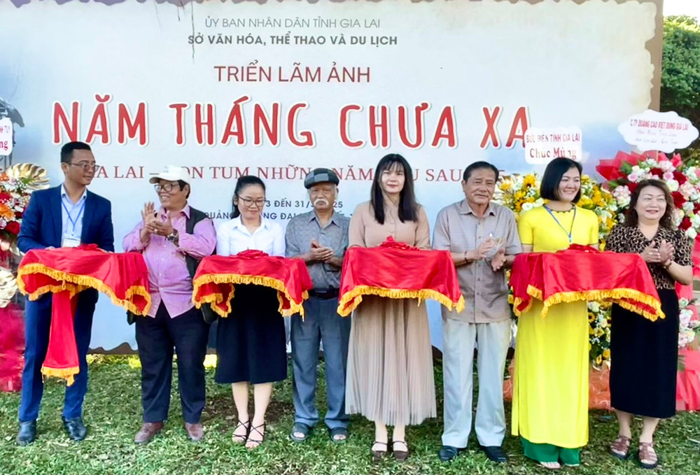 Ban Tổ chức và đại biểu khách mời cắt băng khai mạc triển lãm ảnh với chủ đề "Năm tháng chưa xa". Ảnh: Minh Phương cat-bang-khai-mac.jpg