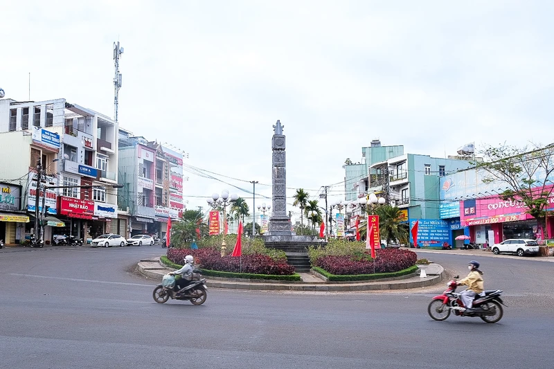 Bùng binh ngã ba Diệp Kính trước đây là vị trí đặt cột mốc Pleiku 0 km. Ảnh: H.N