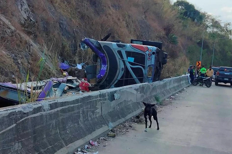 Xe mất thắng lao xuống rãnh ven đường, ít nhất 18 người thiệt mạng tại Thái Lan 