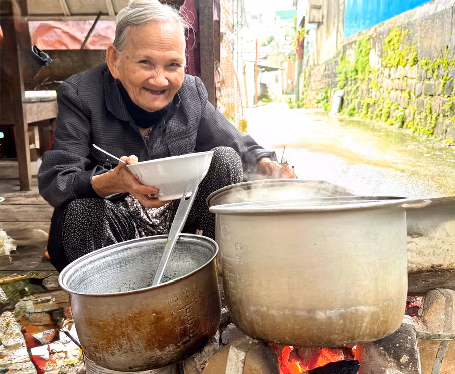 ba-nguyen-thi-bich-ben-quan-nho-don-so-cung-nhung-mon-an-binh-dan.jpg