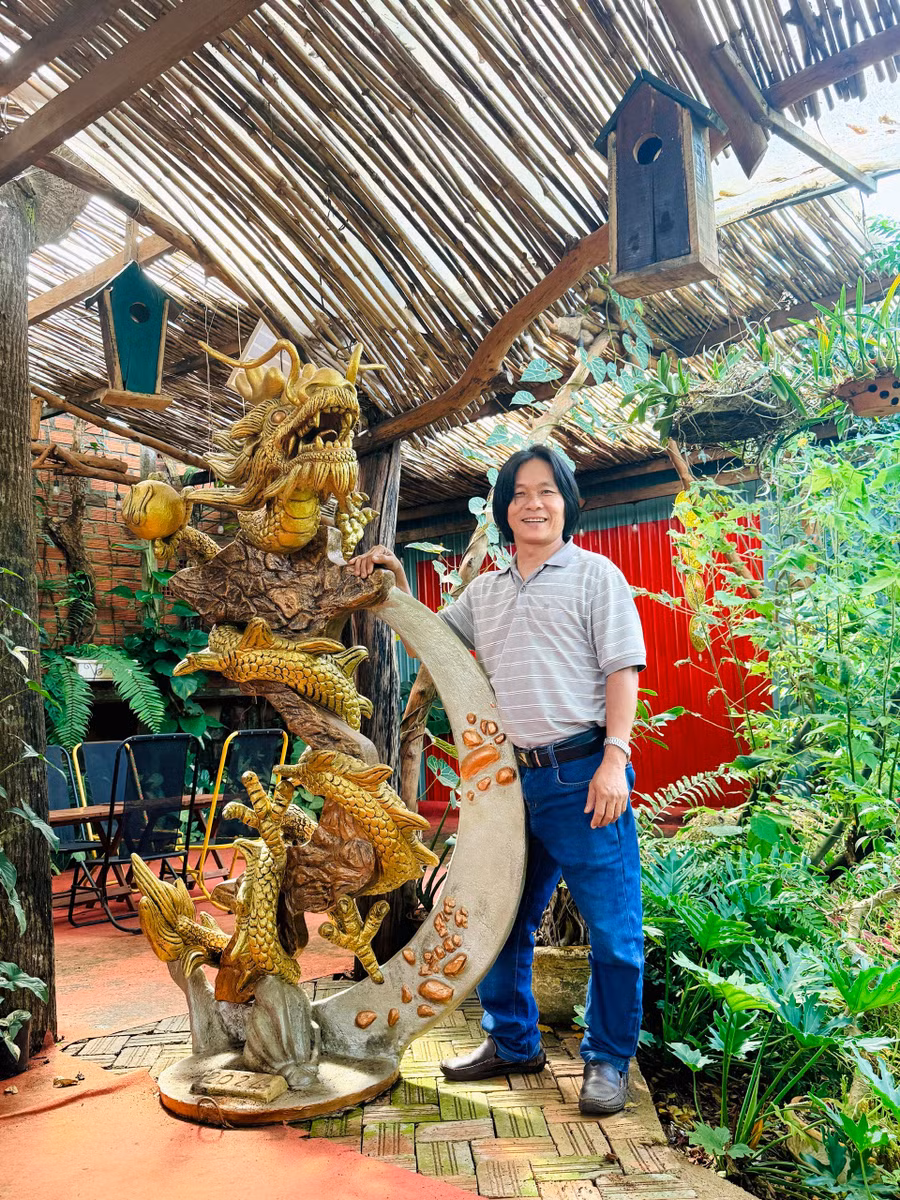 anh-ho-thanh-phong-ben-tuong-con-rong-vang.jpg