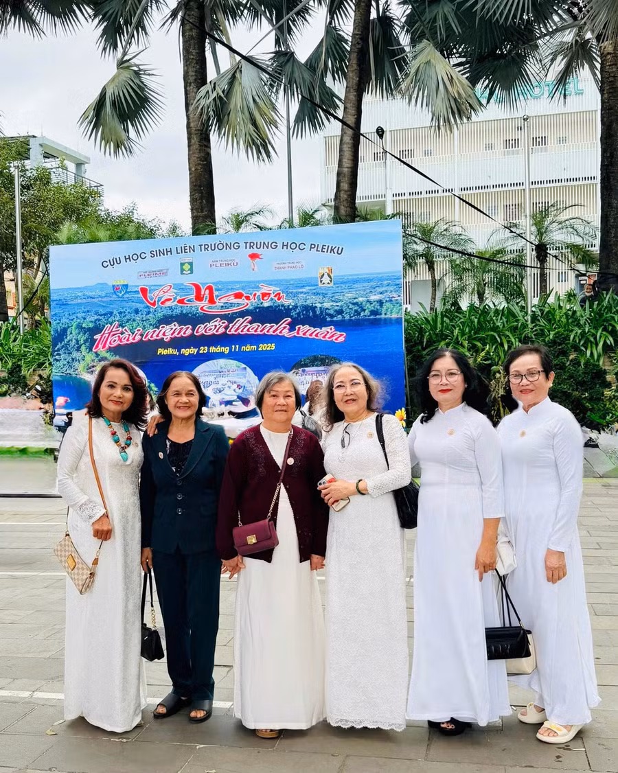 ba-nguyen-thi-duc-chup-anh-voi-cac-ban.jpg