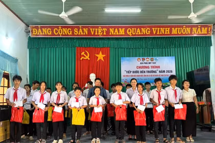 Trao 100 suất quà cho học sinh khó khăn xã Phù Mỹ Tây