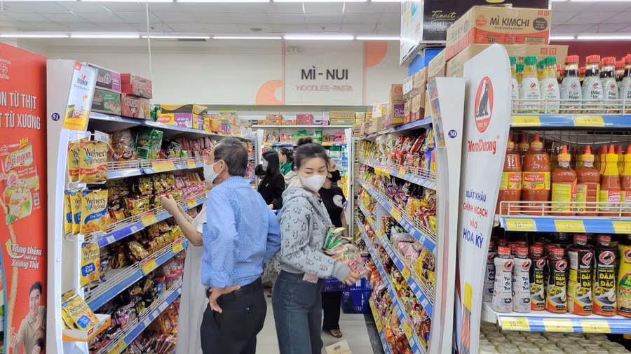 luong-khach-mua-hang-tai-sieu-thi-winmart-quy-nhon-tang-rat-manh-anh-hien-mai.jpg