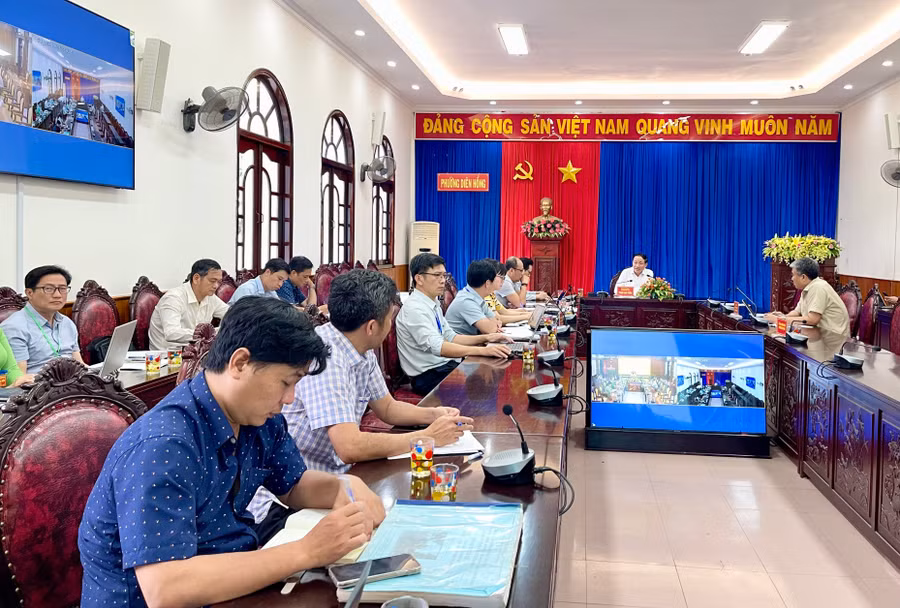 buoi-lam-viec-duoc-to-chuc-theo-hinh-thuc-truc-tiep-tai-phuong-dien-hong-va-ket-noi-truc-tuyen-toi-diem-cau-tai-tru-so-ubnd-tinh-phuong-quy-nhon.jpg