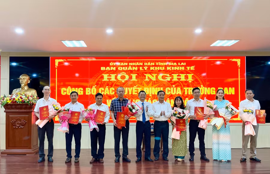 pho-chu-tich-ubnd-tinh-nguyen-tu-cong-hoang-trao-cac-quyet-dinh-ve-cong-tac-can-bo-cua-ban-quan-ly-khu-kinh-te-tinh-anh-vu-thao.jpg