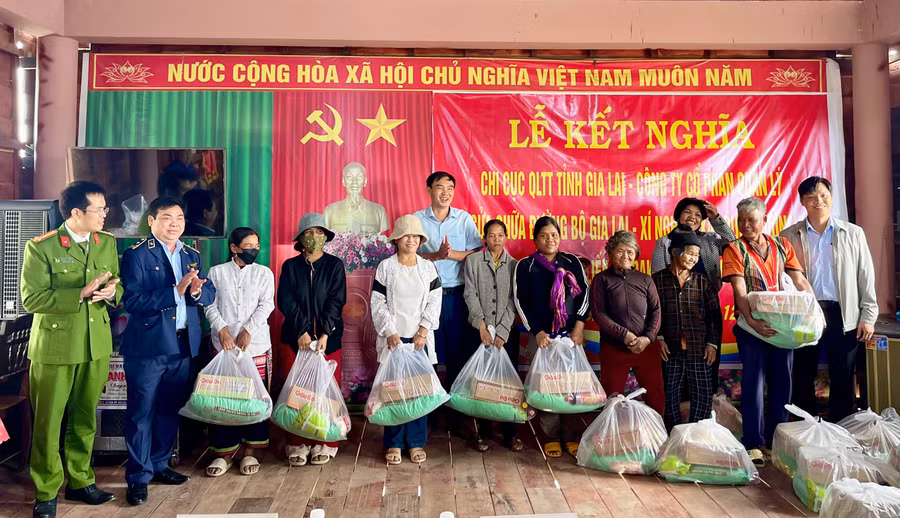 chi-cuc-qltt-va-chi-nhanh-cong-ty-co-phan-quan-ly-va-sua-chua-duong-bo-gia-lai-xi-nghiep-xay-dung-duong-bo-da-trao-tang-qua-cho-cac-ho-gia-dinh-kho-khan-anh-vt.jpg