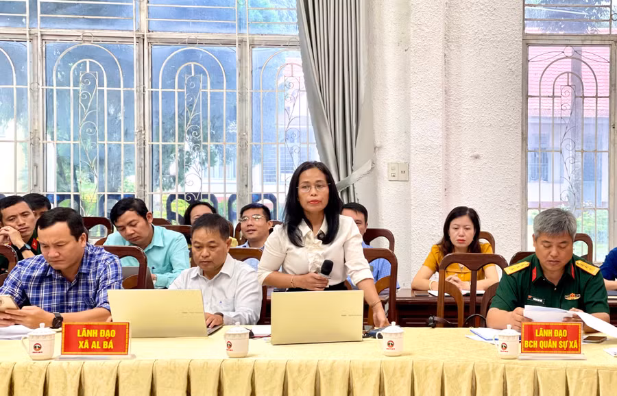 lanh-dao-xa-al-ba-phat-bieu-tai-buoi-lam-viec-anh-vu-thao.jpg
