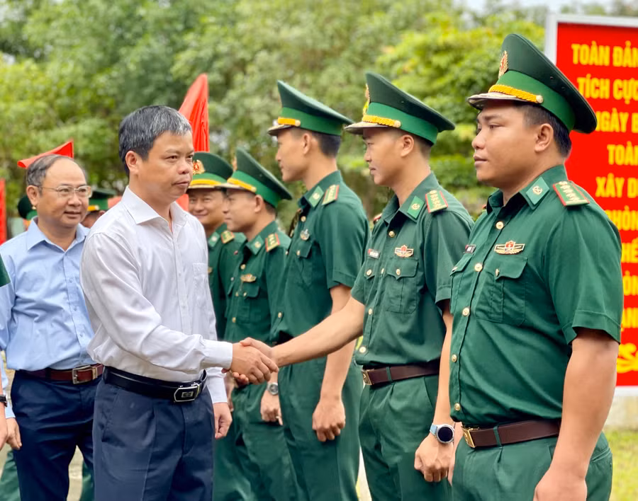 doan-cong-tac-lam-viec-tai-don-bien-phong-ia-o-anh-vu-thao.jpg