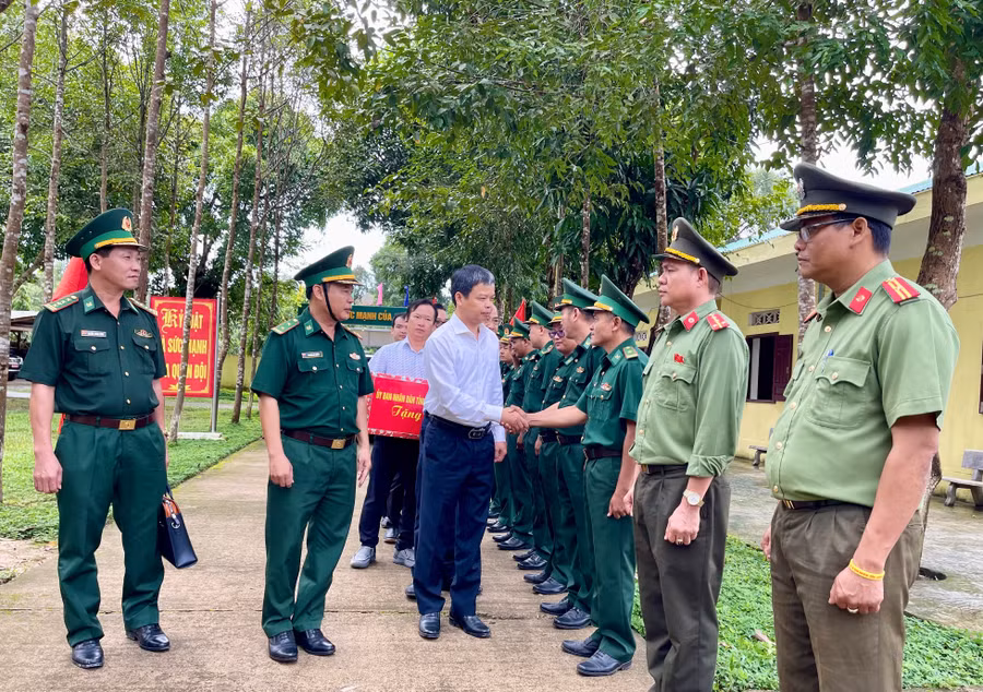 doan-cong-tac-lam-viec-tai-don-bien-phong-ia-chia-anh-vu-thao.jpg