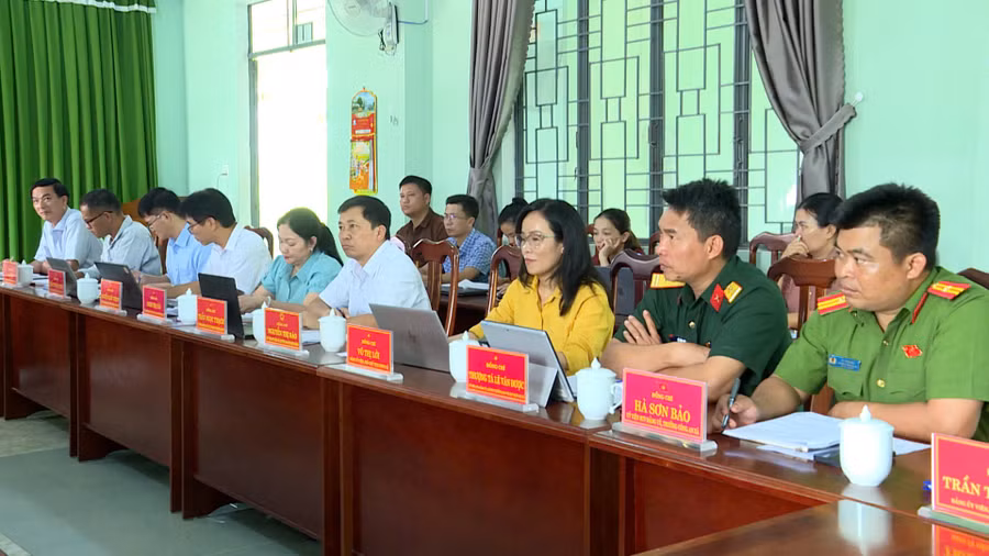 lanh-dao-xa-tham-du-buoi-lam-viec-anh-huy-toan.jpg