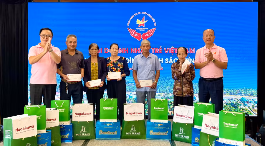hoi-doanh-nhan-tre-viet-nam-trao-30-suat-qua-cho-cac-gia-dinh-chinh-sach-khu-vuc-phia-tay-tinh-gia-lai-anh-vu-thao.jpg