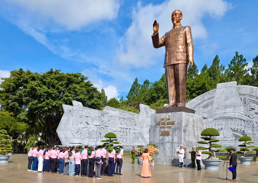 doan-da-thanh-kinh-dang-hoa-dang-huong-tai-tuong-dai-bac-ho-o-quang-truong-dai-doan-ket-phuong-pleiku-anh-ba-binh.jpg