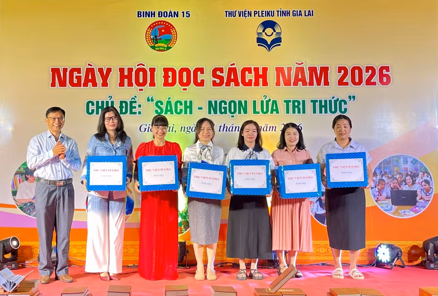 thu-vien-pleiku-da-trao-6-phan-qua-cho-cac-truong-thpt-tren-dia-ban-anh-vu-thao.jpg
