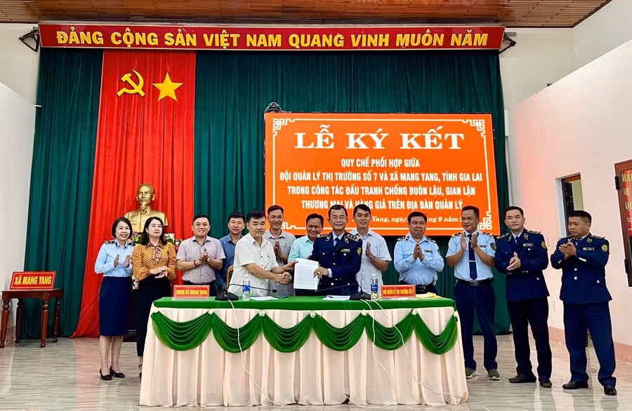 doi-quan-ly-thi-truong-so-7-ky-ket-voi-ubnd-xa-mang-yang-anh-vu-thao.jpg