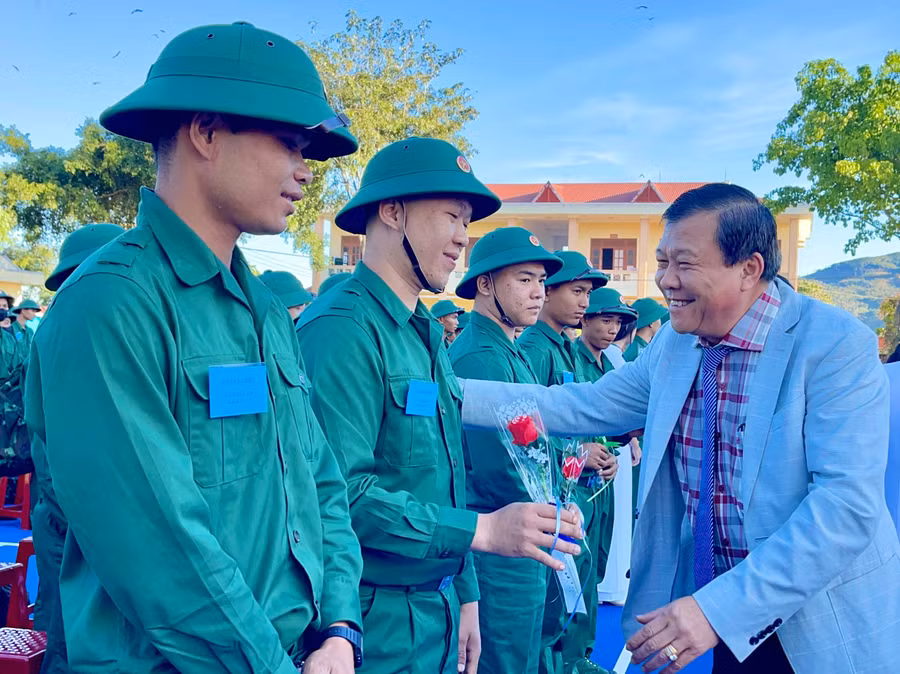 dong-chi-thai-thanh-binh-uy-vien-ban-thuong-vu-tinh-uy-chu-nhiem-uy-ban-kiem-tra-tinh-uy-tang-hoa-cho-cong-dan-len-duong-nhap-ngu.jpg